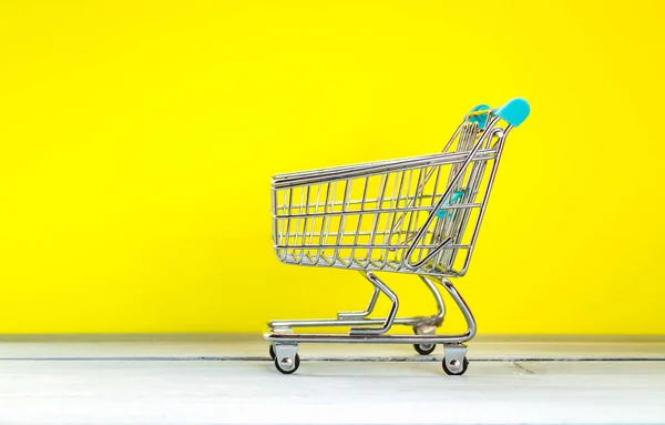 Carrito Compras Miniatura Concepto Tienda Por Menor Sobre Fondo Amarillo —  Fotos de Stock