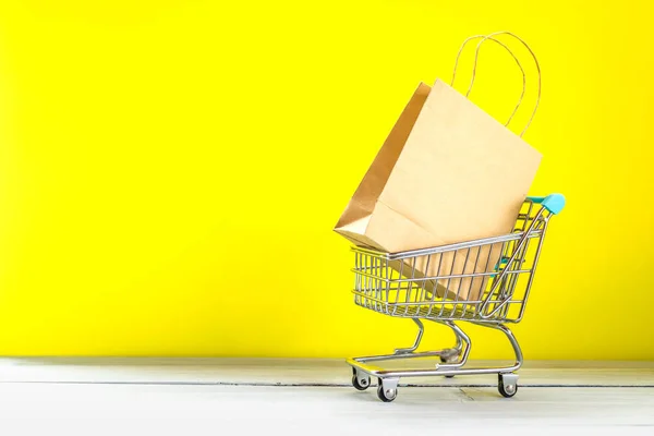 Retail Concept Miniatuur Winkelen Winkelwagen Boodschappentas Gele Achtergrond Opslaan — Stockfoto