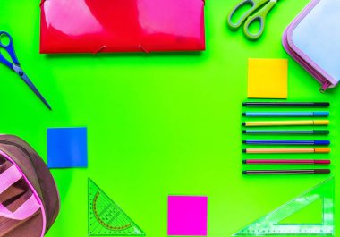 Okul aksesuarları, kalem, boya, kalem yeşil zemin üzerine. Okula dönüş. Düz yatıyordu, en iyi görünüm, kopya alanı