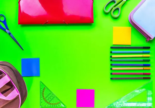 Okul aksesuarları, kalem, boya, kalem yeşil zemin üzerine. Okula dönüş. Düz yatıyordu, en iyi görünüm, kopya alanı