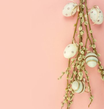 Paskalya tatil kavramı: pembe söğüt ve Paskalya yumurtaları buket