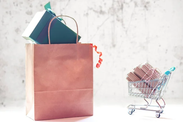선물 개념 구매, 미니어처 카트 및 콘크리트 벽에 대 한 다시 쇼핑 — 스톡 사진