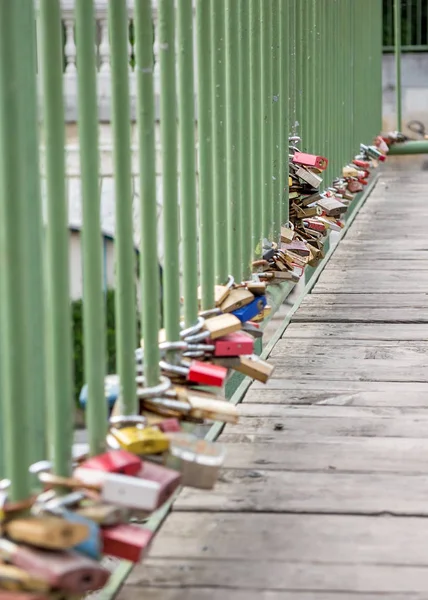 Miłość kłódki na moście — Zdjęcie stockowe