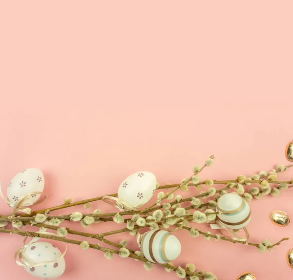 Húsvéti ünnep koncepció: Bouquet a fűzfa és a húsvéti tojást rózsaszín — Stock Fotó