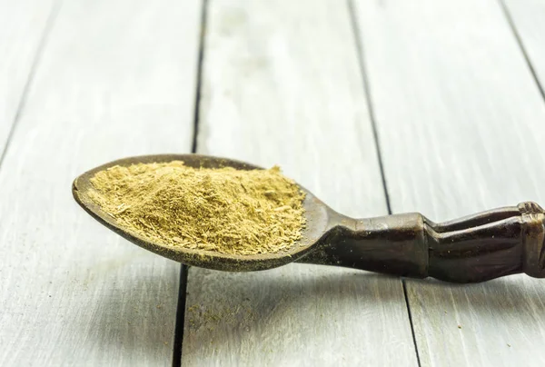 Cuillère avec la poudre de racine de Kava Kava sur table en bois gros plan — Photo