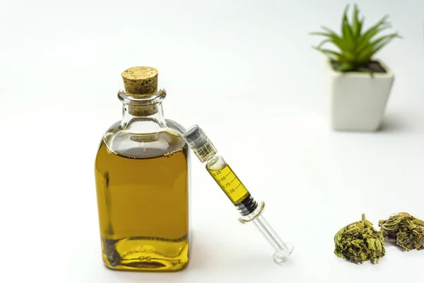 CBD olie in glazen flessen en spuit geïsoleerd op wit — Stockfoto