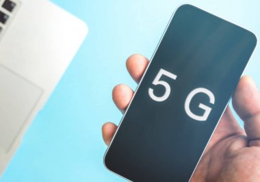 5g teknolojisi, 5g konsepti ile cep telefonu kullanarak El, cep telefonu akıllı telefon ve mavi internet