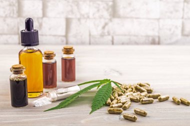 Tam spektrum Cannabidiol Cbd yağlar, kapsül ve kristaller ahşap zemin üzerinde izole