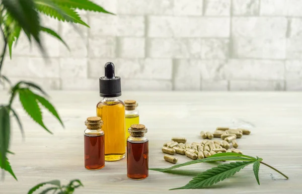 Volledige spectrum cannabis CBD en THC oliën en pillen — Stockfoto