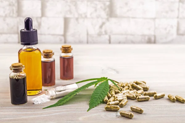 Volledige spectrum Cannabidiol CBD oliën, capsules en kristallen isoleren op houten achtergrond — Stockfoto