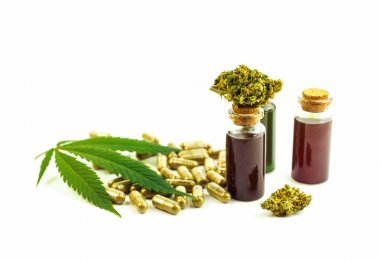 Esrar Cbd ve Thc yağlar, çiçek tomurcuk, hap ve kenevir yaprağı izole