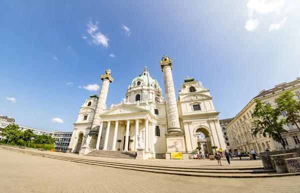 Vienna, Austria - 7 giugno 2019: La chiesa di San Carlo (Karlskirche), è una chiesa barocca situata sul lato sud di Karlsplatz a Vienna, Austria. Ampiamente considerata la chiesa barocca più eccezionale . — Foto Stock