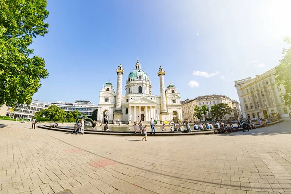 Vienna, Austria - 7 giugno 2019: La chiesa di San Carlo (Karlskirche), è una chiesa barocca situata sul lato sud di Karlsplatz a Vienna, Austria. Ampiamente considerata la chiesa barocca più eccezionale . — Foto Stock