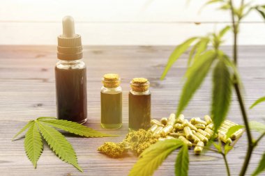 Kenevir Cbd yağlar, çiçek tomurcukları ve kenevir bitki ile hap lar ile Şişeler
