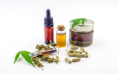 Cbd cannabidiol yağı cam şişeler, haplar çiçek tomurcukları ve Kenevir yapraklar izole