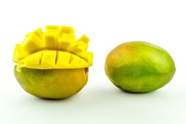 Mango meyve koleksiyonu beyaz arka plan izole, küp kesilmiş mango ve bütün mango meyve