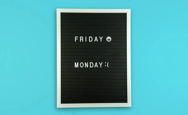 A palavra SEXTA-FEIRA em um quadro de cartas com sorriso feliz e segunda-feira com emoji triste, de volta ao conceito de trabalho — Fotografia de Stock