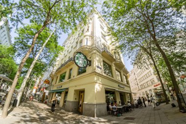 Viyana Avusturya Haziran.12 2019: Viyana Avusturya'nın federal başkenti ve en büyük şehridir. Coffeehouse Starbucksin şehir merkezinde, geniş açılı atış