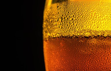 Bira bardağına su damlası. Koyu arka plana yakın