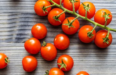 Siyah rustik ahşap masa üzerinde kök üzerinde Kiraz domates