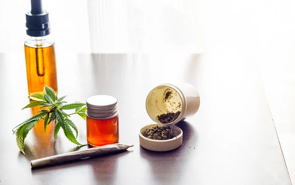 CBD Cannabidiol en THC-olie met gerold marihuana gewricht bloemknoppen en blad — Stockfoto