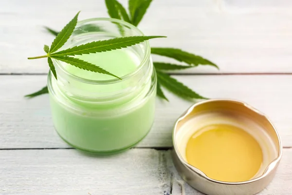 Cbd Cannabis Hanf topische Creme Balsam mit Cannabisblättern — Stockfoto