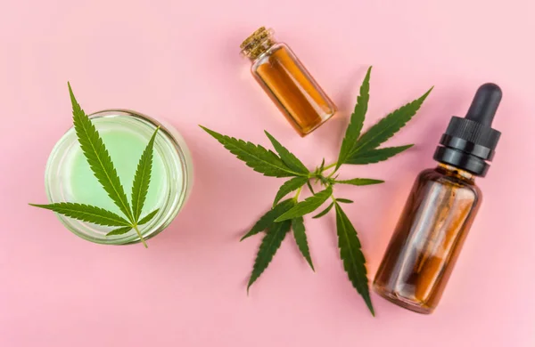 CBD cannabis hennep actueel crème balsem met cannabis Leafs — Stockfoto