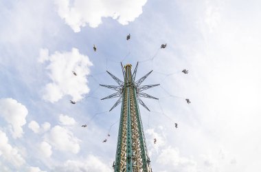 Prater Parkı 'ndaki Prater Kulesi (Praterturm), 117 metre yükseklikte dünyanın en yüksek uçan salıncak.