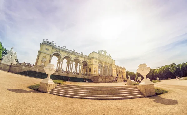 Ampio angolo della Gloriette nel giardino del Palazzo Schoenbrunn — Foto Stock