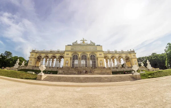 Ampio angolo della Gloriette nel giardino del Palazzo Schoenbrunn — Foto Stock