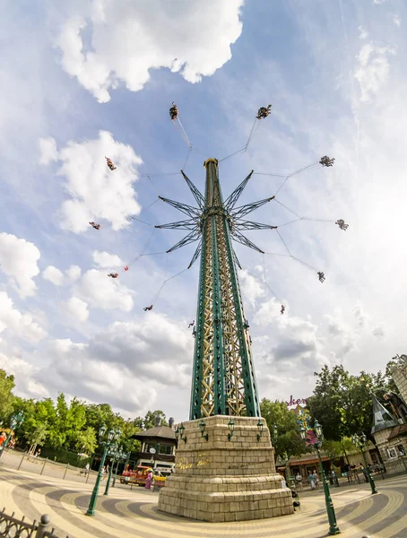 Prater Tower (Praterturm) em Prater Park, é o maior balanço de voo do mundo com 117 metros de altura . — Fotografia de Stock