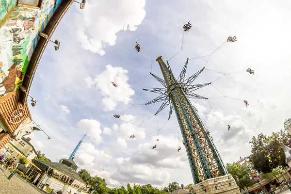 Wieża Prater (Praterturm) w parku Prater, to najwyższy na świecie latający huśtawka z 117 metrów wysokości. — Zdjęcie stockowe