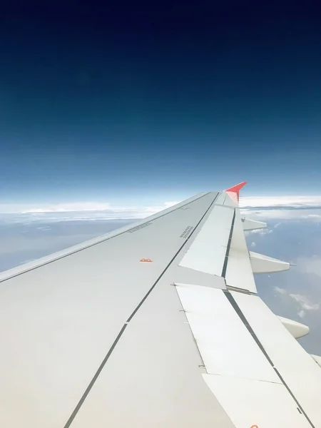 Okno samolot z skrzydłem i czyste niebo — Zdjęcie stockowe