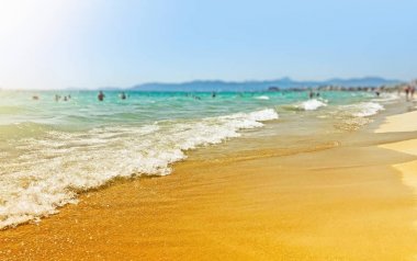 Mayorka Ispanya 'da Platja de Palma 'da plaj ve denizde seçici odaklama