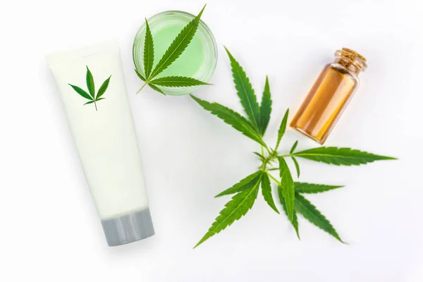 Cbd Cannabis Hanf topische Creme und Ölbalsam mit Cannabisblatt — Stockfoto