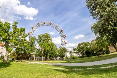Eğlence parkında büyük dönme dolap Riesenrad geniş açılı görünümü ve Viyana Wiener Prater bölümünde