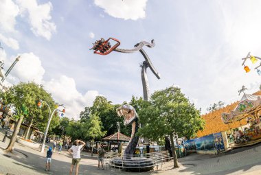 İnsanlar Viyana, Avusturya'da prater eğlence parkı gerekçesiyle yürüyor.