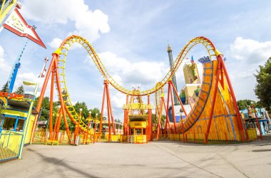 Viyana'da Prater eğlence parkı renkli bir roller coaster Süper geniş görünümü. Avusturya