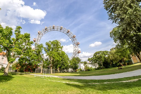 Vista de ângulo largo da roda gigante grande Riesenrad no parque de diversões e seção do Wiener Prater em Viena — Fotografia de Stock