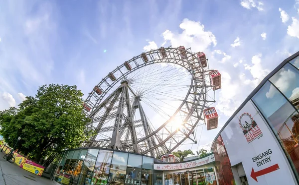 Vidvinkel utsikt över stora pariserhjulet Riesenrad i nöjesparken och delen av Wiener Prater i Wien — Stockfoto