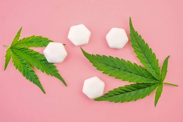 CBD Cannabis žvýkací dásně a konopná listová izolovaná na růžovém — Stock fotografie
