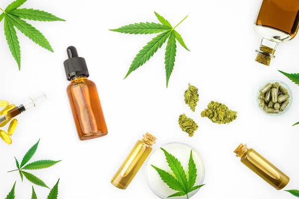 Verschillende cannabis producten, CBD THC oliën, pillen, pasta, gel lotion bloemknoppen geïsoleerd — Stockfoto