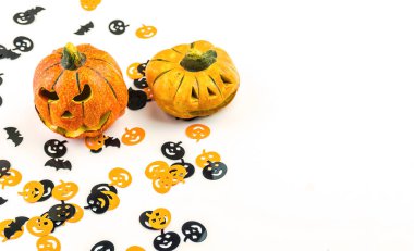 Cadılar Bayramı dekorasyon konsepti, küçük jack-o-fener kabaklar havai izole