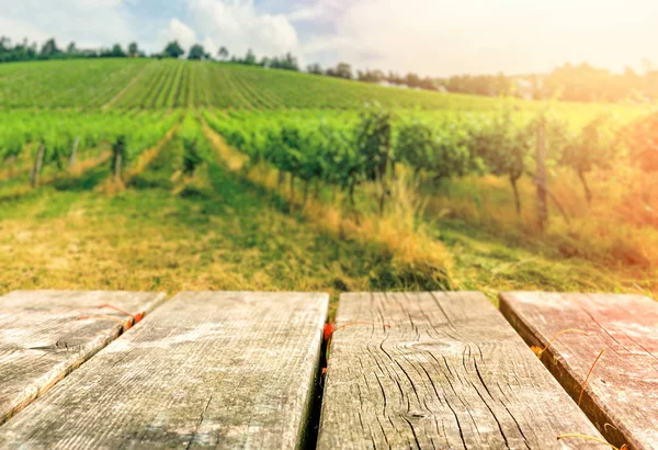 Table Top szablon przeciwko Vine Hill — Zdjęcie stockowe