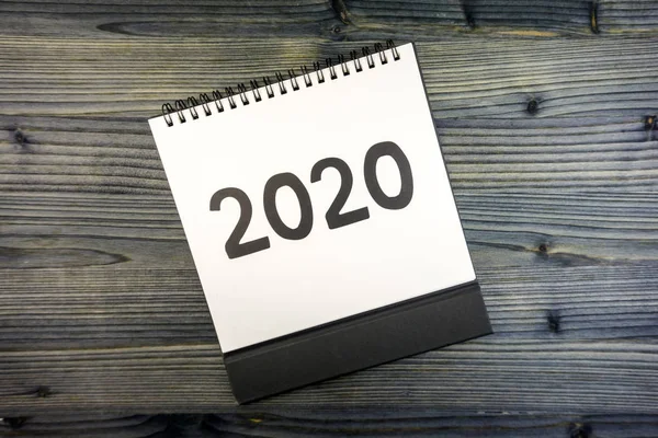 Ano Novo 2020 conceito: flat lay de calendário de desktop — Fotografia de Stock