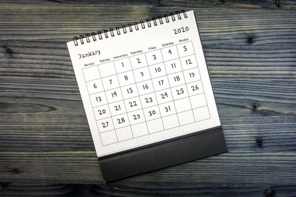 Wiedeń Austria wrzesień. 17 2019, nowy rok 2020 koncepcja: płaski lay pulpitu kalendarz na drewnianym stole — Zdjęcie stockowe