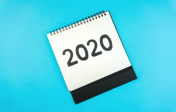 Ano Novo 2020 conceito: flat lay de calendário desktop isolado em azul — Fotografia de Stock