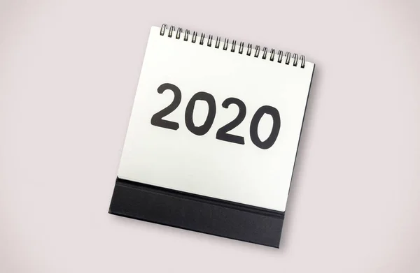 Ano Novo 2020 conceito: flat lay de calendário de desktop em fundo cinza — Fotografia de Stock