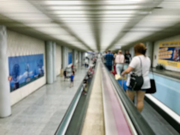 Celowe zamazane osoby na lotniskach schodów ruchomych — Zdjęcie stockowe