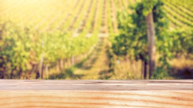 Yazın sonlarında tahta tahta masa ile üzüm bağı tepesi karşı karşıya.